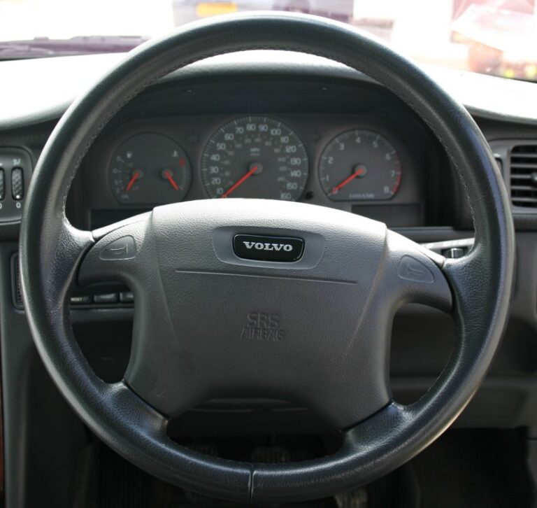 Photograph of the steering wheel of a 1998 Volvo V70
