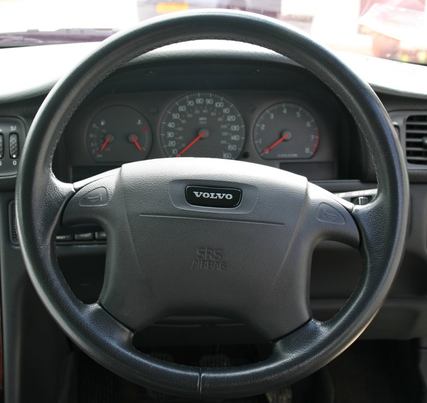 Photograph of the steering wheel of a 1998 Volvo V70
